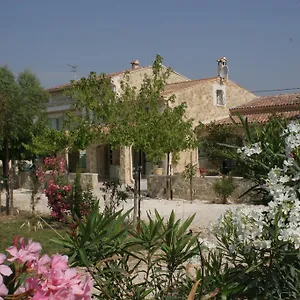 https://locations-des-alpilles.fr-provencehotel.com